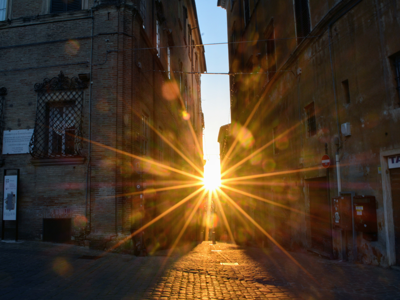 Fotografia del sorgere del sole in Costa Lombarda a Jesi